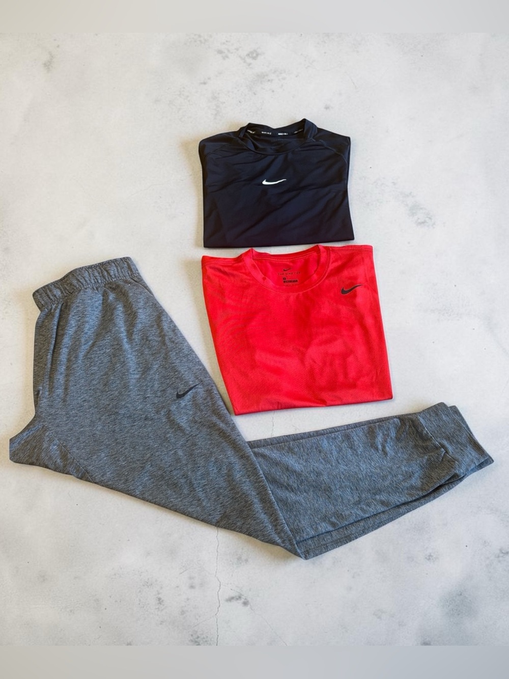 Nike Large Unisex Active wear with joggers, tee and pullover.